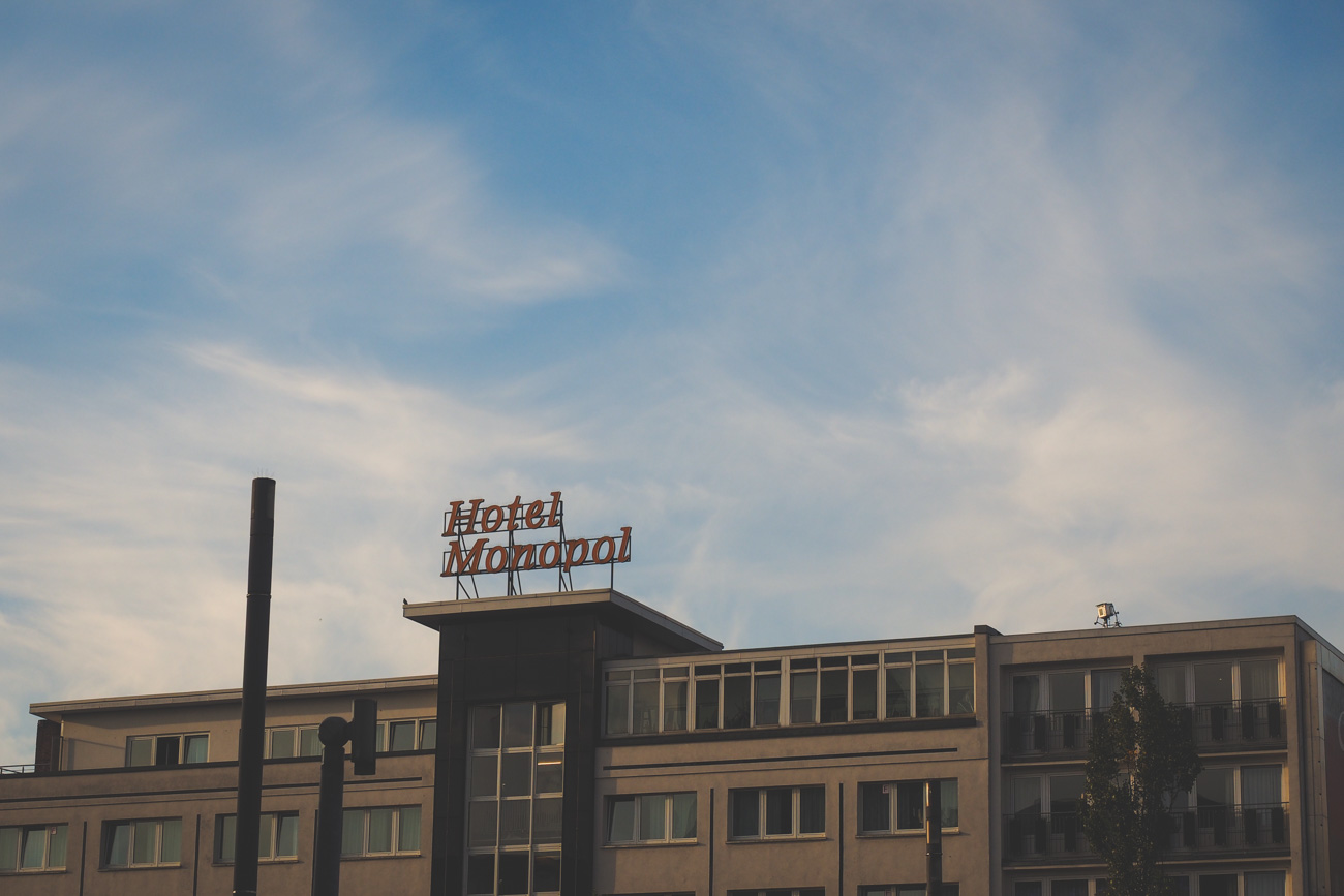 Hotel Monopol Schriftzug am Himmel