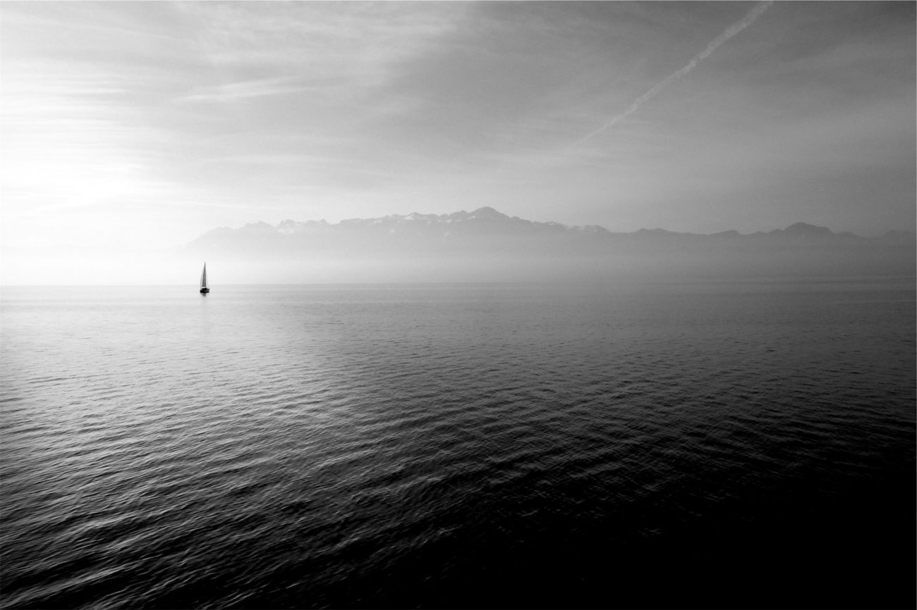 Segelboot auf dem Meer in schwarzweiß